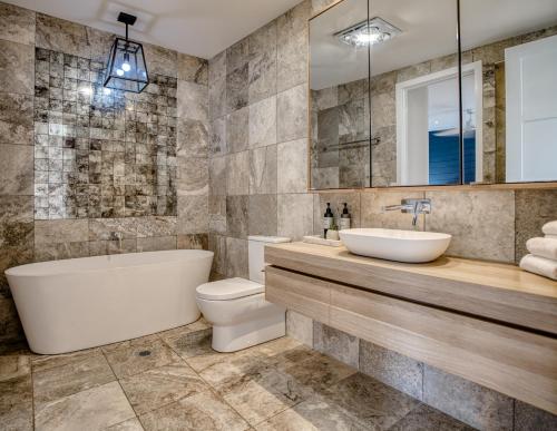 Ein Badezimmer in der Unterkunft Jacaranda Noosa