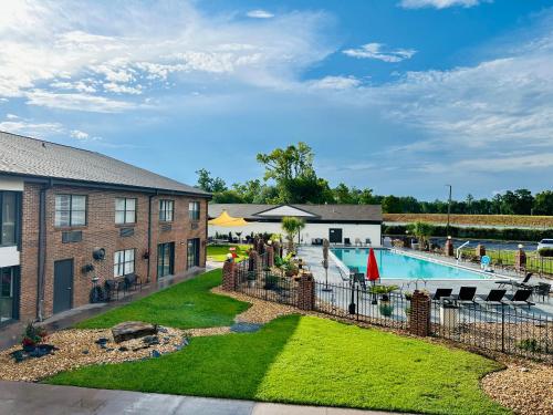 vista para a piscina na estalagem sobre o rio em At Home Inn - Pensacola em Pensacola