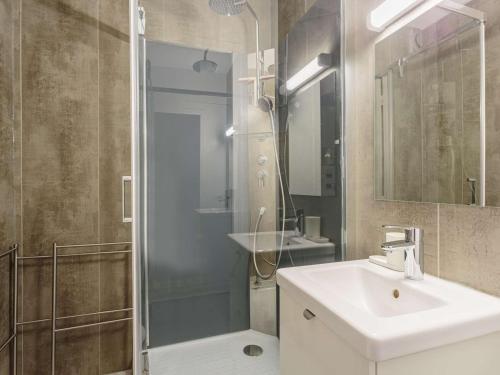 une salle de bain avec une douche et un lavabo et un lavabo dans l'établissement Studio rénové avec piscine, Wi-Fi, proche centre ville et plage - FR-1-3-610, à Biarritz