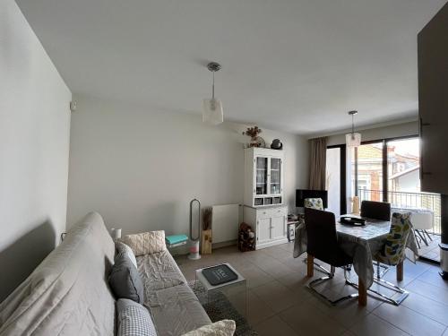 un salon avec un canapé et une table dans l'établissement Arcachon Centre : T2 avec Parking, Loggia et Proche Plage - FR-1-319-566, à Arcachon