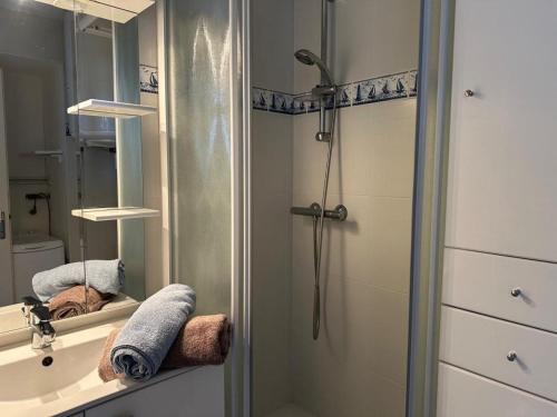 ein Badezimmer mit Dusche, Waschbecken und Spiegel in der Unterkunft Studio vue mer à Notre-Dame-de-Monts - Animaux OK, Parking - 2 pers. - FR-1-540-292 in Notre-Dame-de-Monts