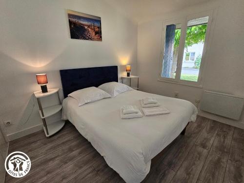 a bedroom with a large bed with two towels on it at Gîte cosy 2 pers. près des plages et du Marais Poitevin, avec terrasse couverte - tout inclus - FR-1-426-550 in Saint-Michel-en-lʼHerm