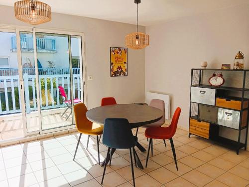 une salle à manger avec une table et des chaises dans l'établissement Appartement lumineux proche centre et plage avec terrasse et parking, Capbreton - FR-1-239-1056, à Capbreton
