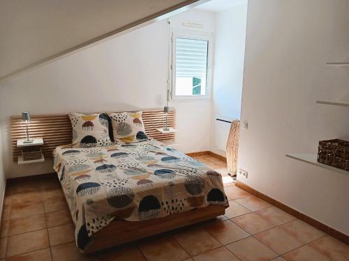 une chambre avec un lit et une fenêtre dans l'établissement Appartement lumineux proche centre et plage avec terrasse et parking, Capbreton - FR-1-239-1056, à Capbreton