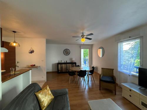 Photo de la galerie de l'établissement Appartement T2 avec Balcon et Garage Privatif, Centre-ville - Les Sables-d'Olonne - FR-1-197-601, à Les Sables-dʼOlonne