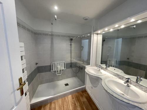 une salle de bain avec une douche, un lavabo et une baignoire dans l'établissement Appartement T3 avec Terrasse et Garage en Plein Centre de Royan, Proche Plages et Marché - FR-1-71-107, à Royan