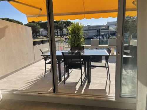 Marina 3P avec clim, terrasse, quai privatif, proche plage - 6 couchages - FR-1-731-73