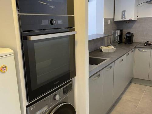 La cuisine est équipée d'un four micro-ondes et d'un lave-vaisselle. dans l'établissement Marina 3P avec clim, terrasse, quai privatif, proche plage - 6 couchages - FR-1-731-73, au Grau-du-Roi