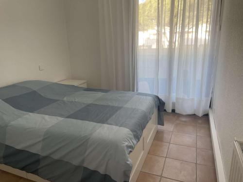 une chambre avec un lit et une grande fenêtre dans l'établissement Marina 3P avec clim, terrasse, quai privatif, proche plage - 6 couchages - FR-1-731-73, au Grau-du-Roi