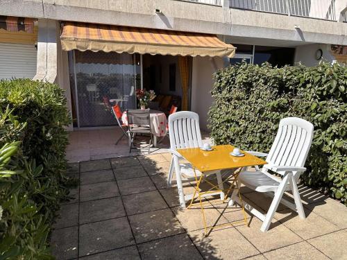 Photo de la galerie de l'établissement Studio RDC Terrasse, 4 pers, 50m Plage, Parking Sécu – Grau-du-Roi - FR-1-731-75, au Grau-du-Roi