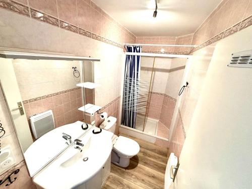une salle de bain avec un lavabo, des toilettes et une douche dans l'établissement Studio face à la mer, 3 couchages, balcon, parking, à 10m de la plage - Port-la-Nouvelle - FR-1-229C-98, à Port-la-Nouvelle