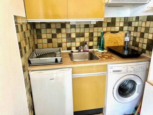 Photo de la galerie de l'établissement Studio Cabine pour 4 avec Terrasse et Parking Privé à 300m de la Plage à Argelès-sur-Mer - FR-1-388-225, à Argelès-sur-Mer