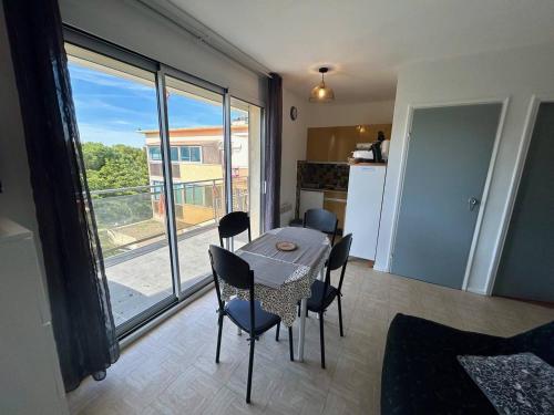 Photo de la galerie de l'établissement Studio Cabine pour 4 avec Terrasse et Parking Privé à 300m de la Plage à Argelès-sur-Mer - FR-1-388-225, à Argelès-sur-Mer