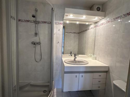 une salle de bain avec une douche et un lavabo et une douche dans l'établissement Pavillon charmant avec mezzanine, piscine et commodités à proximité - Argelès-sur-Mer - FR-1-732-73, à Argelès-sur-Mer