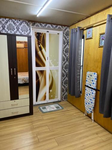 Habitación con puerta corredera y dormitorio en Igo Homestay Subang Airport - Standard Room, en Shah Alam