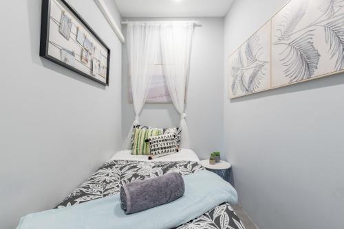 Φωτογραφία από το άλμπουμ του Modern Single Room - AC - 1Min Walk to Central- Close to Darling Harbour Chinatown CBD - Shared Bathroom στο Σίδνεϊ