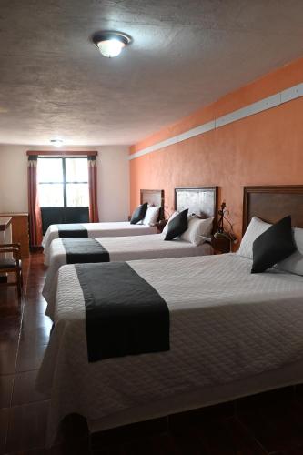 瓜納華托的住宿－Hotel Casa 12 Reales Guanajuato，酒店房间一排四张床