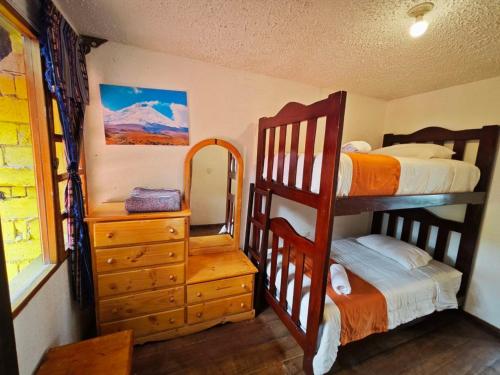Łóżko lub łóżka piętrowe w pokoju w obiekcie Garden House Hostal