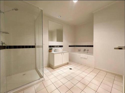 格伦韦弗利GW24-1 BATH 2 BR at The Glen with FREE Parking and Balcony的带淋浴、水槽和浴缸的浴室