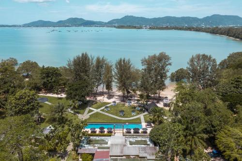 eine Luftansicht auf einen Park und einen See in der Unterkunft The Mangrove Phuket by Blu Monkey in Panwa Beach