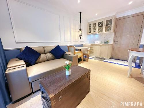 a living room with a couch and a table at Jomtien Beach, Pattaya - Seven Seas Côte d'Azur in Na Jomtien