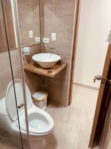 a bathroom with a white toilet and a sink at Apartamento Exclusivo - Caribe Campestre Coveñas in Coveñas