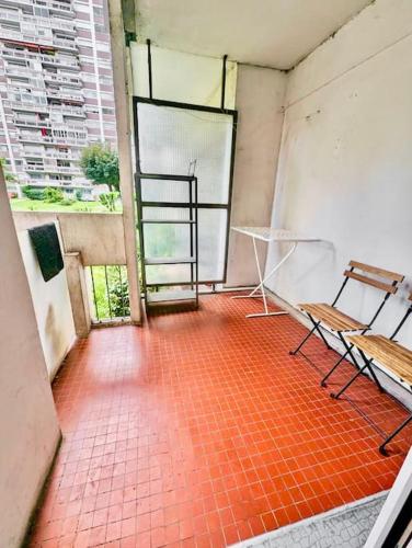 Photo de la galerie de l'établissement T1 Centré - Calme & Tout Equipé avec Parking Gratuit, à Grenoble