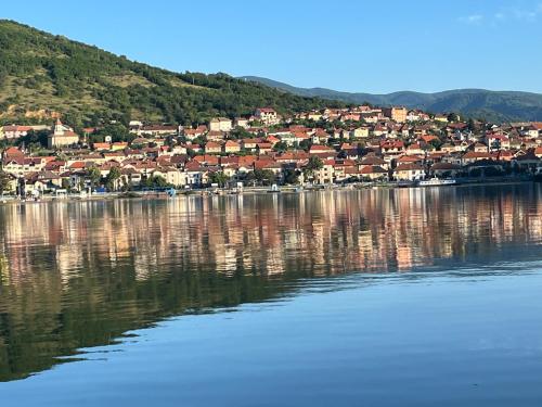 een stad aan de kust van een grote hoeveelheid water bij CHALET Orsova in Orşova