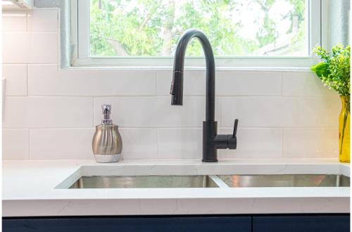 サンアントニオにあるComfort and Style 4BR3BA Near Riverwalk and Dtownの窓付きのキッチン(シンク付)