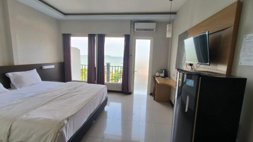 Postel nebo postele na pokoji v ubytování New Bandengan Beach Hotel