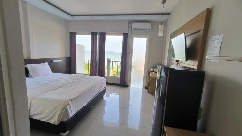 Postel nebo postele na pokoji v ubytování New Bandengan Beach Hotel