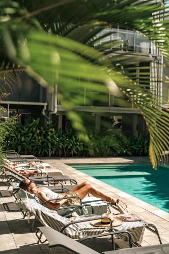 Der Swimmingpool an oder in der Nähe von Jacaranda Noosa