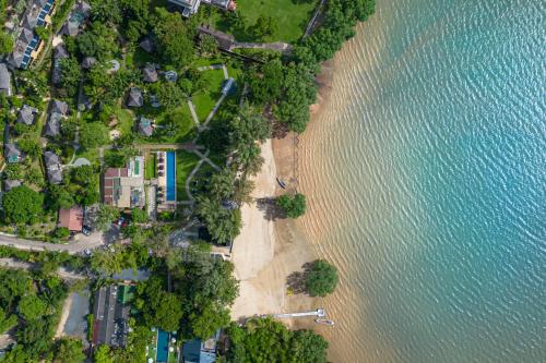 eine Luftansicht auf einen Strand mit Bäumen und Wasser in der Unterkunft The Mangrove Phuket by Blu Monkey in Panwa Beach