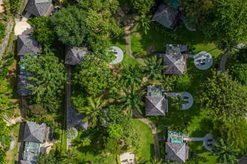 una vista aérea de un patio del complejo con árboles en The Mangrove by Blu Monkey Phuket, en Panwa Beach