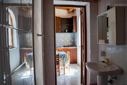 baño con lavabo y cocina con encimera. en NIMA Holidays Home en Canneto