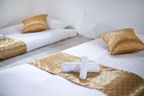 two beds with a cross on top of them at ぷふか東向島3 in Tokyo