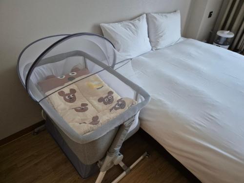 a hospital bed with a baby in a crib at Phoenix Hotel Pyeongchang in Pyeongchang 