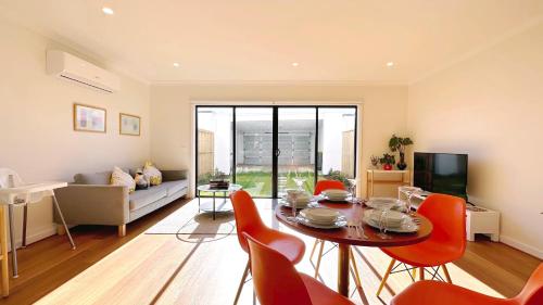 Χώρος καθιστικού στο Mambourin Home by GoodLive