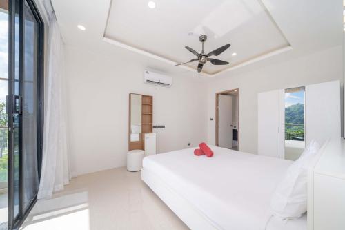 Ένα ή περισσότερα κρεβάτια σε δωμάτιο στο Sea & Mountain Views Apartment at VV Patong A603