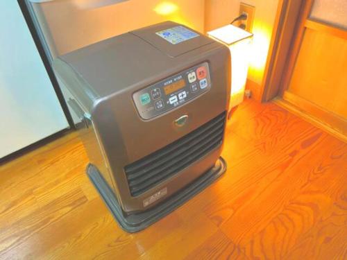 a toaster oven sitting on top of a wooden floor at ザホテル湯沢パラディーソ in Yuzawa