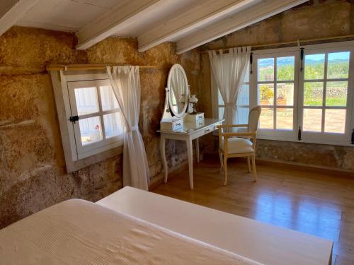Postel nebo postele na pokoji v ubytování Can Susacasa Finca en Mallorca con piscina privada