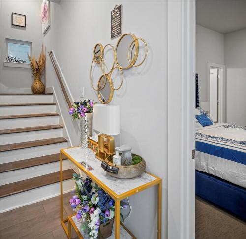 Giường trong phòng chung tại 3 Bedroom Exclusive Getaway at Houston Galleria