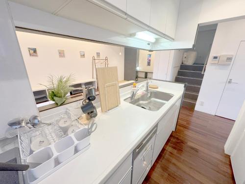 Dapur atau dapur kecil di Bst大阪中心!!! 黒門市場徒歩5分 日本橋駅徒歩10分 道頓堀徒歩15分ホテルリネン使用