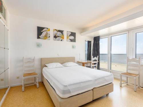 A bed or beds in a room at Apartment with sea view and shared pool