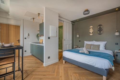 Katil atau katil-katil dalam bilik di Le Félix Appart'Hotel, centre ville Romans-sur-Isère