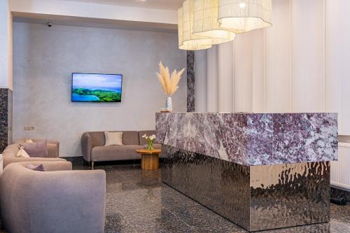 布克維的住宿－Premium hotel & SPA，大堂设有大型大理石台面和椅子