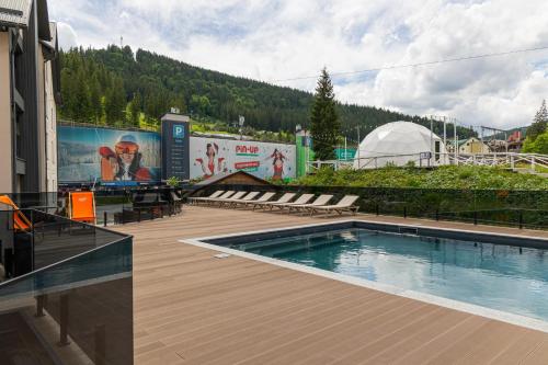 un complejo con piscina y tienda de campaña en Premium hotel & SPA en Bukovel