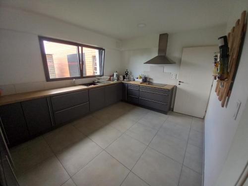 Il comprend une cuisine équipée d'un évier et d'un réfrigérateur. dans l'établissement Gite de Kerizouarn, à Lampaul-Plouarzel