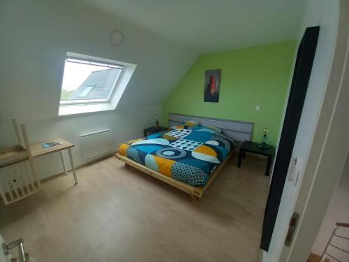 une chambre avec un lit et une fenêtre dans l'établissement Gite de Kerizouarn, à Lampaul-Plouarzel