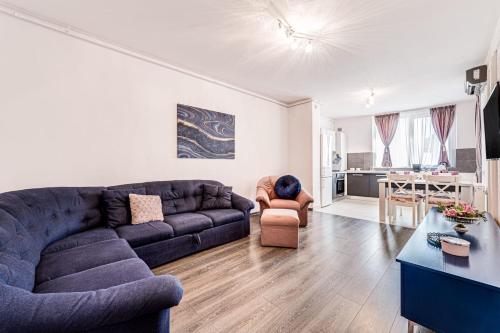 uma sala de estar com um sofá e uma mesa em ARI Rose Apartment in complexul Ared Kaufland em Arad